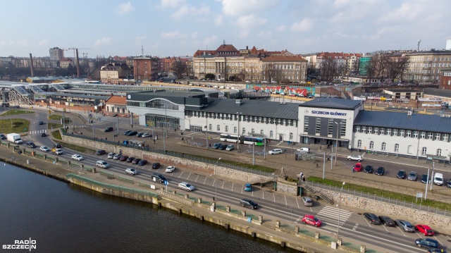 Kolejna zmiana organizacji ruchu na ulicach Szczecina. Od soboty kierowcy na części ulicy Kolumba będą poruszać się tylko jednokierunkowo. Chodzi o odcinek od wiaduktu przy ulicy Zapadłej aż do skrzyżowania z ulicą Dworcową. Ten fragment pokonujemy jedynie w kierunku centrum miasta.