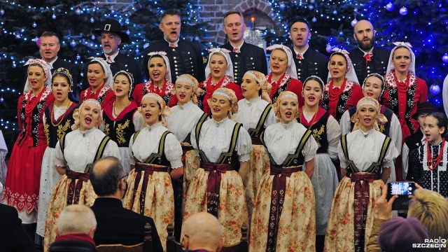 Kolędy oraz pastorałki z różnych regionów Polski, w wykonaniu najwspanialszych głosów i kapeli ludowej, zabrzmiały podczas koncertu Zespołu Pieśni i Tańca Szczecinianie.