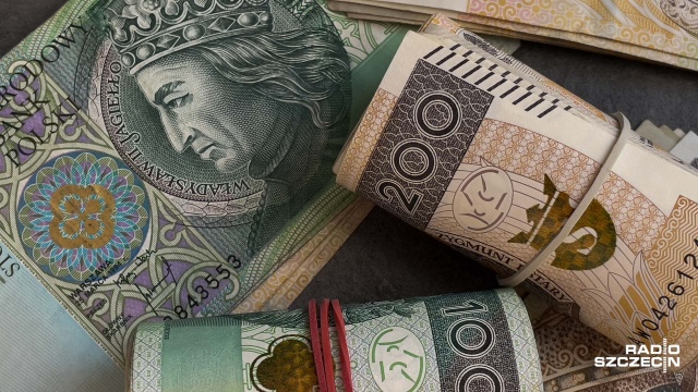 Minister finansów Tadeusz Kościński zapowiedział, że wszyscy podatnicy, którym w styczniu wypłacono niższe pensje, otrzymają zwrot nadpłaconego podatku. Zgodnie z rozporządzeniem ministra ma to nastąpić najpóźniej w lutym.