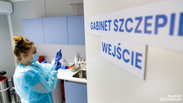 W drugiej połowie stycznia zapadnie decyzja w sprawie szczepienia dzieci i młodzieży w wieku 12-18 lat trzecią dawką przypominającą - zapowiedział rzecznik ministerstwa zdrowia Wojciech Andrusiewicz.