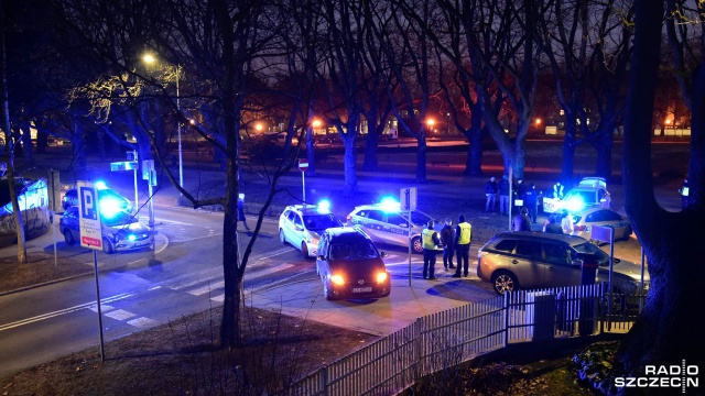 Kierowca osobówki po kolizji z drugim autem rzucił się do ucieczki. Policjantom na szczęście udało się go złapać.