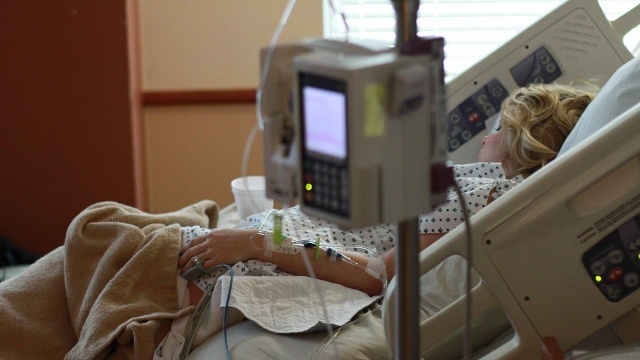 Z powodu pandemii liczba hospitalizacji w Stanach Zjednoczonych osiągnęła historyczny rekord. To zmusza tamtejszy system zdrowia do zatrudnienia dodatkowego personelu pomocniczego. Eksperci twierdzą, że przez wariant omikron może on przestać być wydajny.