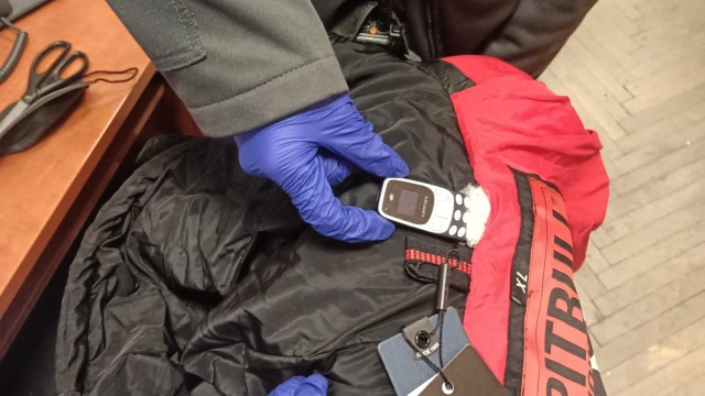Telefon komórkowy i środki odurzające w paczce próbowano przemycić do aresztu w Szczecinie. Przedmioty znaleźli funkcjonariusze służby więziennej.