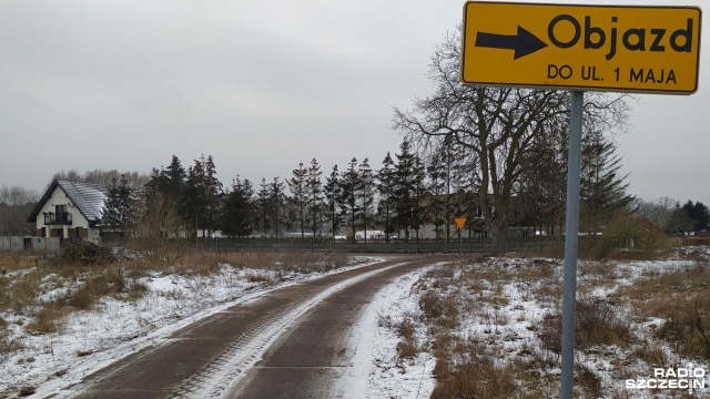 Od czwartku, wprowadzone zostają kolejne tymczasowe zmiany w organizacji ruchu drogowego i objazdowej trasie linii autobusowej nr 5. Utrudnienia związane są z kolejnym etapem prac przebudowy ulicy 1 Maja.