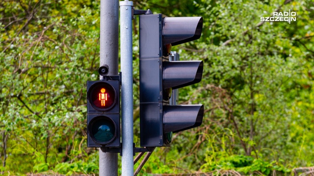 Trafi do aresztu, bo wpadł na przechodzeniu na czerwonym. To szczecinianin, którego policjanci zatrzymali za przebieganie przez jezdnię mimo czerwonego światła.