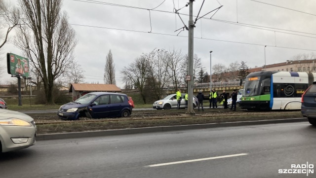 Nie kursują tramwaje wzdłuż ulicy Gdańskiej. Przejazd dwójek, siódemek i ósemek uniemożliwia samochód osobowy, który - z uszkodzonym przednim kołem - blokuje torowisko.