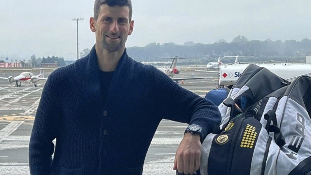 Serbski tenisista Novak Djoković na lotnisku w Melbourne wsiadł do samolotu lecącego do Dubaju - informują światowe agencje. Przed kilkoma godzinami australijski sąd federalny podtrzymał decyzję rządu o anulowaniu wizy Novaka Djokovica, zatem musi on opuścić ten kraj.