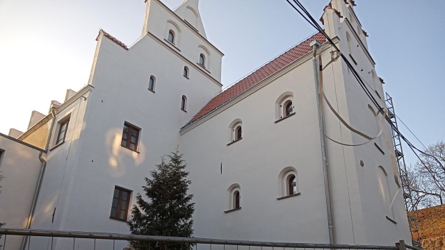 Trwają prace przy połączeniu zabytkowej kamienicy ze współczesnym budynkiem. W jednym z magazynów jest już nowa posadzka. Wyremontowane zostało także zejście do piwnicy.