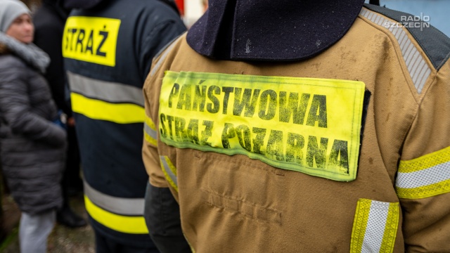 Pożar w pięciokondygnacyjnym budynku mieszkalnym w Koszalinie. Wybuchł po godzinie 19 w mieszkaniu na drugim piętrze.