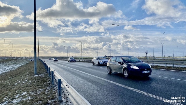 Uwaga na silny wiatr w regionie - ostrzegają meteorolodzy, ale również reporter Radia Szczecin, którego auto wiatr zepchnął na pobocze drogi za Nowogardem.