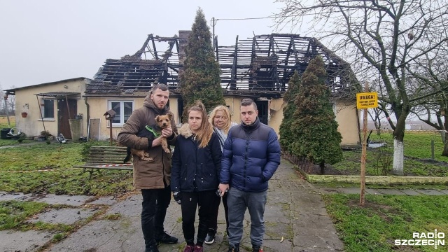 Żołnierze Wojsk Obrony Terytorialnej i sąsiedzi pomogli rozebrać pozostałość po spalonym domu w Robach koło Trzebiatowa.