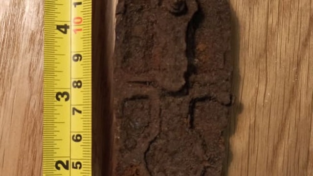 Fragment brytyjskiego karabinu z czasów II Wojny Światowej na terenie Syrenich Stawów. Poszukiwania w tym miejscu prowadzili szczecińscy pasjonaci historii, za zgodą Wojewódzkiego Konserwatora Zabytków.