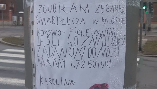 Dziewczynka zgubiła swój zegarek 31 grudnia na Gumieńcach. Tak bardzo za nim tęskni, że między innymi na słupach w mieście powiesiła odręczne napisane ogłoszenie.