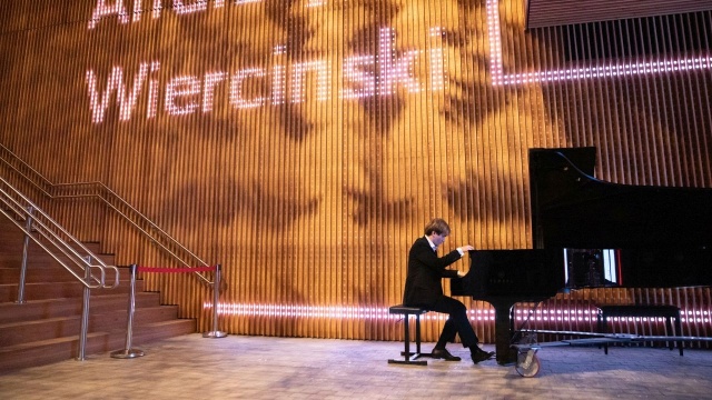Ponad dwadzieścia recitali fortepianowych, kilka tysięcy widzów i owacje na stojąco. W Dubaju trwa światowa wystawa Expo 2020. Wśród 190 krajów biorących udział w tym największym i najbardziej prestiżowym wydarzeniu o globalnym zasięgu, po raz pierwszy zorganizowanym przez kraj arabski, Polskę w dziedzinie kultury reprezentował pianista Andrzej Wierciński.