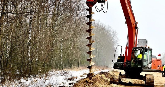 Na czterech odcinkach granicy polsko-białoruskiej o łącznej długości 20 kilometrów trwa równoczesna budowa zapory.