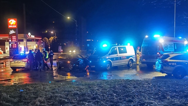 Policyjny radiowóz zderzył się z osobówką w Szczecinie. Do zdarzenia doszło na skrzyżowaniu ul. Ceglanej i 1 Maja po pościgu za kierowcą, który nie zatrzymał się do kontroli drogowej.