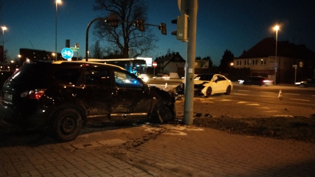 Dwa samochody osobowe zderzyły się na ulicy Mieszka I w Szczecinie.