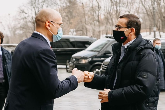 Premier Mateusz Morawiecki zapewnił Ukraińców o wsparciu ich kraju w obliczu rosyjskiej agresji. Będzie to zarówno pomoc wojskowa, jak i humanitarna. Szef polskiego rządu przebywa z wizytą w Kijowie.