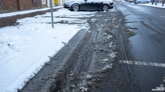 W nocy popada deszcz i śnieg, do tego temperatura spadnie do 0 stopni. Na trasy krajowe w województwie zachodniopomorskim, wyjechał już sprzęt zimowy.