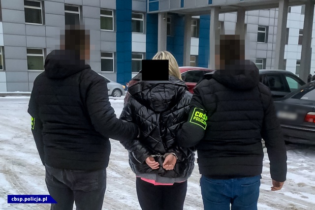 Funkcjonariusze CBŚP i śląskich służb skarbowych zatrzymali sześć osób w sprawie gangu, wyłudzającego zwrot podatku na podstawie sfałszowanych faktur. Zatrzymani mieli wystawiać nieprawdziwe faktury VAT na sprzedaż funeraliów, w tym trumien.