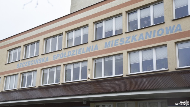 Władze Szczecińskiej Spółdzielni Mieszkaniowej bawią się w politykę. Z marnym skutkiem, bo z nachalnej propagandy śmieją się mieszkańcy. Jak nam mówią, zwyczajnie podwyżki opłat np. za garaże z premierem i prezydentem połączyć się nie da.
