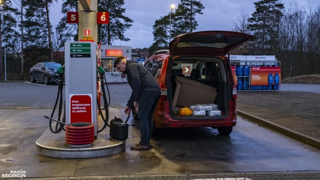 Ceny paliwa znów poszły w dół, a na naszych stacjach benzynowych jest jeszcze więcej cudzoziemców.