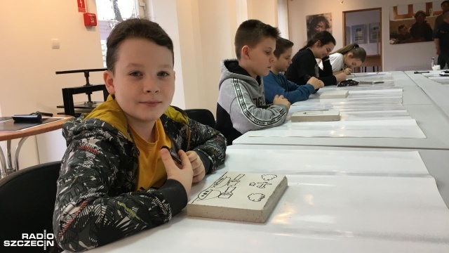 Malowanie koszulek, odbijanie autorskich wzorów na torbach i wiele innych atrakcji przygotowali instruktorzy Miejskiego Domu Kultury w Świnoujściu.