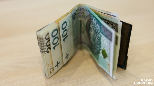 O zniesieniu specjalnej opłaty dla kredytobiorców hipotecznych oczekujących na wpis do księgi wieczystej oraz o maksymalnym skróceniu jej wpisu dyskutowali goście audycji Radio Szczecin na Wieczór.