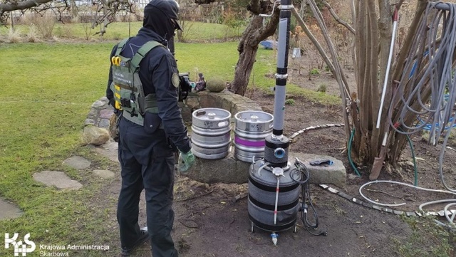 Produkowali nielegalny alkohol, mogą trafić za kratki. Bimbrownie znajdowały się na prywatnych posesjach w Świdwinie i Sławnie.