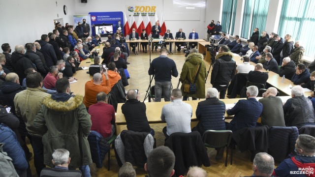 Oprócz suszy doszły jeszcze wysokie ceny nawozów. Dziś wicepremier i minister rolnictwa, Henryk Kowalczyk spotkał się w Barzkowicach w tej sprawie z rolnikami z naszego województwa.