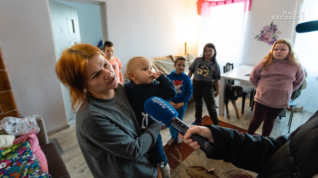 Najpierw przez prawie trzy tygodnie czekali na mieszkanie zastępcze. Gdy je dostali - przez ponad tydzień nie mieli prądu, ciepłej wody i ogrzewania. Jak się okazało, w mieszkaniu przy ul. Dubois nie ma łazienki, a toaleta znajduje się na półpiętrze.
