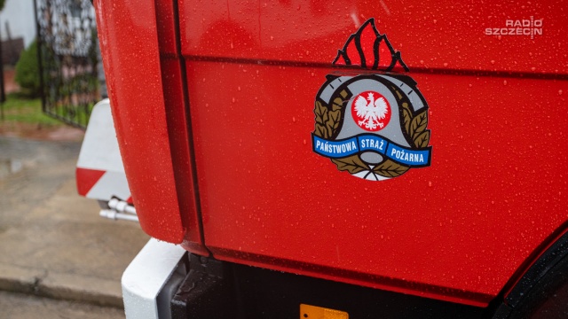 Pożar na Pomorzanach w Szczecinie. Dyżurny otrzymał po godzinie 16 zgłoszenie o gęstym, czarnym dymie unoszącym się nad ulicą Szczawiową.