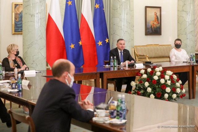 Ponad dwie godziny trwało spotkanie prezydenta Andrzeja Dudy z przedstawicielami klubów i kół parlamentarnych w sprawie zmian w Sądzie Najwyższym.