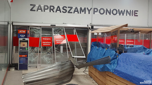 Zniszczone drzwi wejściowe, wybite szyby i część sklepów odgrodzona policyjną taśmą. To pokłosie włamania do sklepu jubilerskiego w Centrum Handlowym Gryf na szczecińskim Prawobrzeżu.