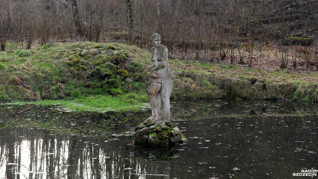 Jeszcze do niedawna spacerowali tu zakochani, teraz park powoli zawłaszcza natura.