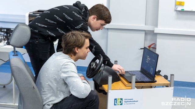 Symulator do simracingu w XVI Liceum Ogólnokształcącym w Szczecinie. Stworzyła go dwójka uczniów.