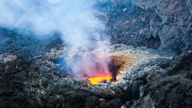 W nocy doszło do silnej erupcji wulkanu Etna na Sycylii. Nikt nie został poszkodowany.