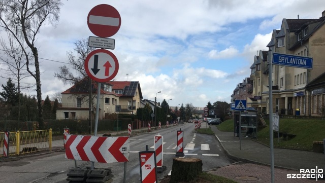 Drogowcy ograniczyli ruch na ul. Koralowej, tymczasem na placu budowy nic się nie dzieje. Chodzi o kilkuset metrowy odcinek pomiędzy ulicami Zaściankową i Rozmarynową.
