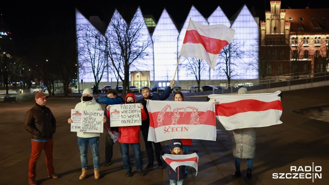 Niewielki protest Białorusinów na placu Solidarności przeciwko reżimowi Łukaszenki. Akcja solidarnościowa, na rzecz uwolnienia białoruskiego filozofa i działacza społecznego - Uładzimira Mackiewicza, ma na celu zwrócenie uwagi na bezpodstawne przetrzymywania więźniów politycznych.