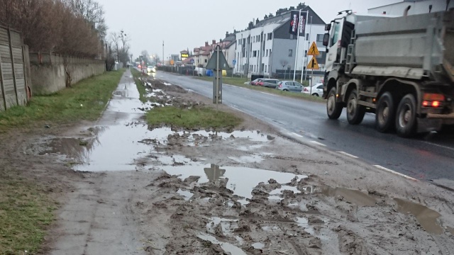 Nie ma pieniędzy na remont ulicy Do Rajkowa w pobliżu podszczecińskich Warzymic.