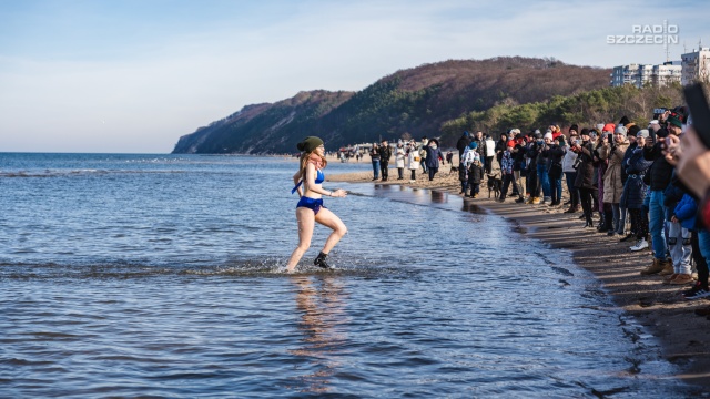 Miłośnicy kąpieli w morzu, którym niestraszna niska temperatura, zebrali się na plaży w Międzyzdrojach.