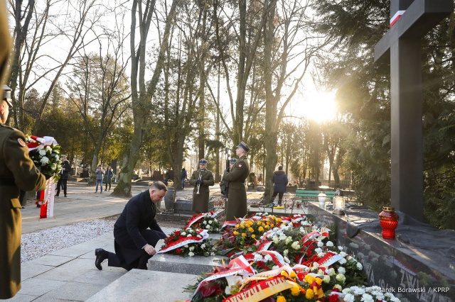 Prezydent Andrzej Duda złożył kwiaty na grobach dowódców Związku Walki Zbrojnej i Armii Krajowej na Cmentarzu Wojskowym na Powązkach.