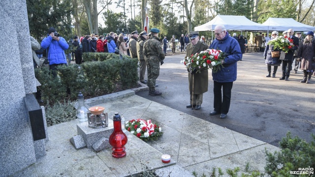 80 lat temu powstała Armia Krajowa. Dziś na Cmentarzu Centralnym w Szczecinie pod pomnikiem Polskiego Państwa Podziemnego złożono kwiaty. W ten sposób uczczono największą armie podziemną w okupowanej przez Niemców Europie.