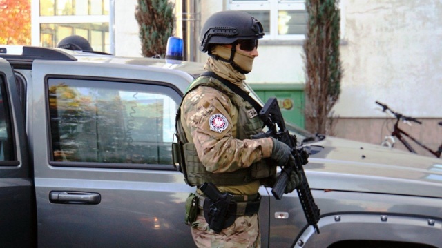 Centralne Biuro Antykorupcyjne zatrzymało kolejnych 20 osób podejrzanych w śledztwie dotyczącym warszawskiej agencji eventowej. Sprawa sięga 2019 roku, kiedy w popełnienie zbrodni vatowskiej było zamieszanych kilkadziesiąt osób, w tym muzycy znanego zespołu.
