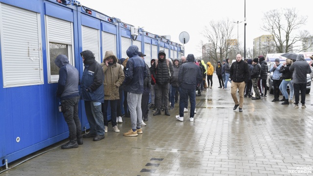 Na mecz lidera z wiceliderem Ekstraklasy sprzedaż biletów ruszyła 14 lutego. Mimo złych warunków pogodowych, kolejki z dnia na dzień wydają się coraz większe.