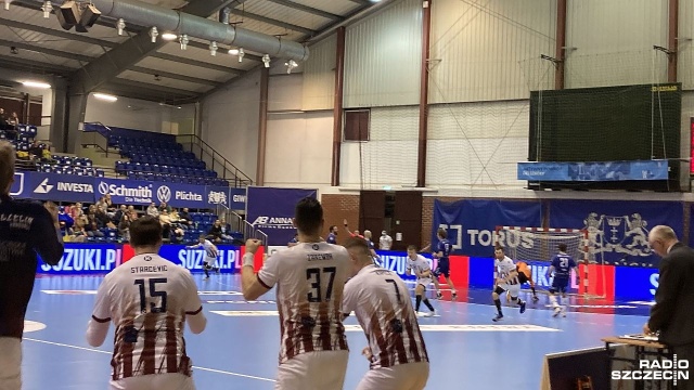 Portowe derby dla piłkarzy ręcznych Sandry SPA Pogoni. Szczecinianie w niedzielny wieczór pokonali na wyjeździe Wybrzeże Gdańsk 25:24 w rozgrywkach o mistrzostwo Polski.