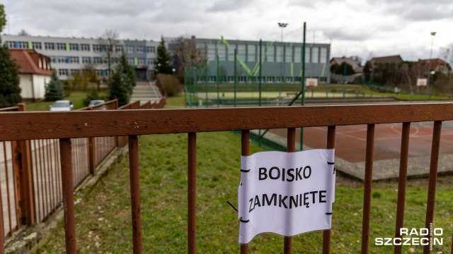 Zawieszone zostały lekcje w Szkole Podstawowej nr 3 w Gryfinie. Uczniowie do środy (23 lutego) mają wolne ze względu na uszkodzenie dachu sali gimnastycznej. To już drugi taki przypadek w ciągu dwóch tygodni. - Możemy mówić o wyjątkowym pechu - przyznaje Danuta Bus, dyrektor szkoły.