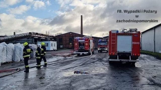 W Gryfinie spłonęła hala magazynowa na terenie firmy Gryfskand, gdzie produkowany jest węgiel drzewny. Ogień pojawił się około godziny 8.