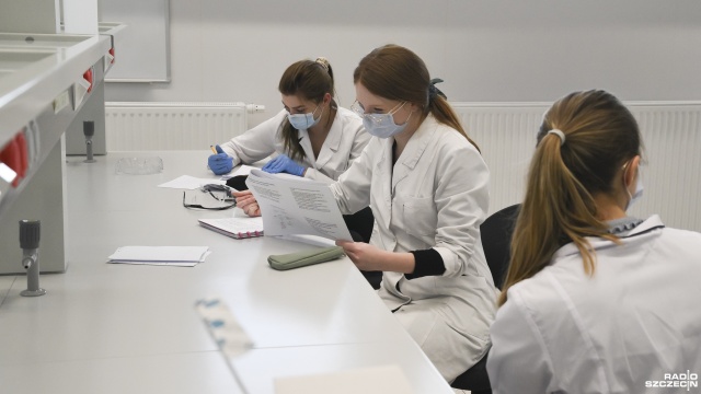 Nowoczesne sale wykładowe, laboratoria i prawdziwa apteka - to wszystko znajduje się w nowym budynku Pomorskiego Uniwersytetu Medycznego w Szczecinie.