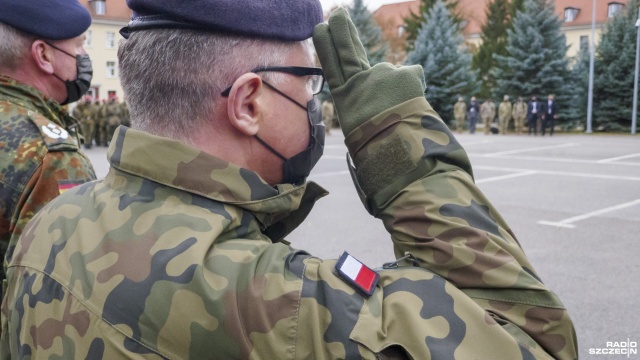 Polska armia musi być dobrze wyposażona, ale też liczna, żeby odstraszyć Władimira Putina - mówił, w audycji pt. Radio Szczecin Na Wieczór, szef sejmowej komisji obrony narodowej Michał Jach.